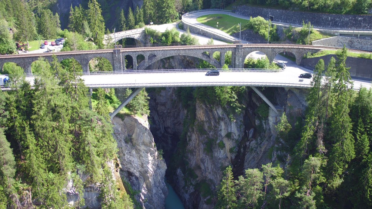 Воздушная съёмка местности с горы Solis Viadukt, Schinschlucht e Stausee Solis