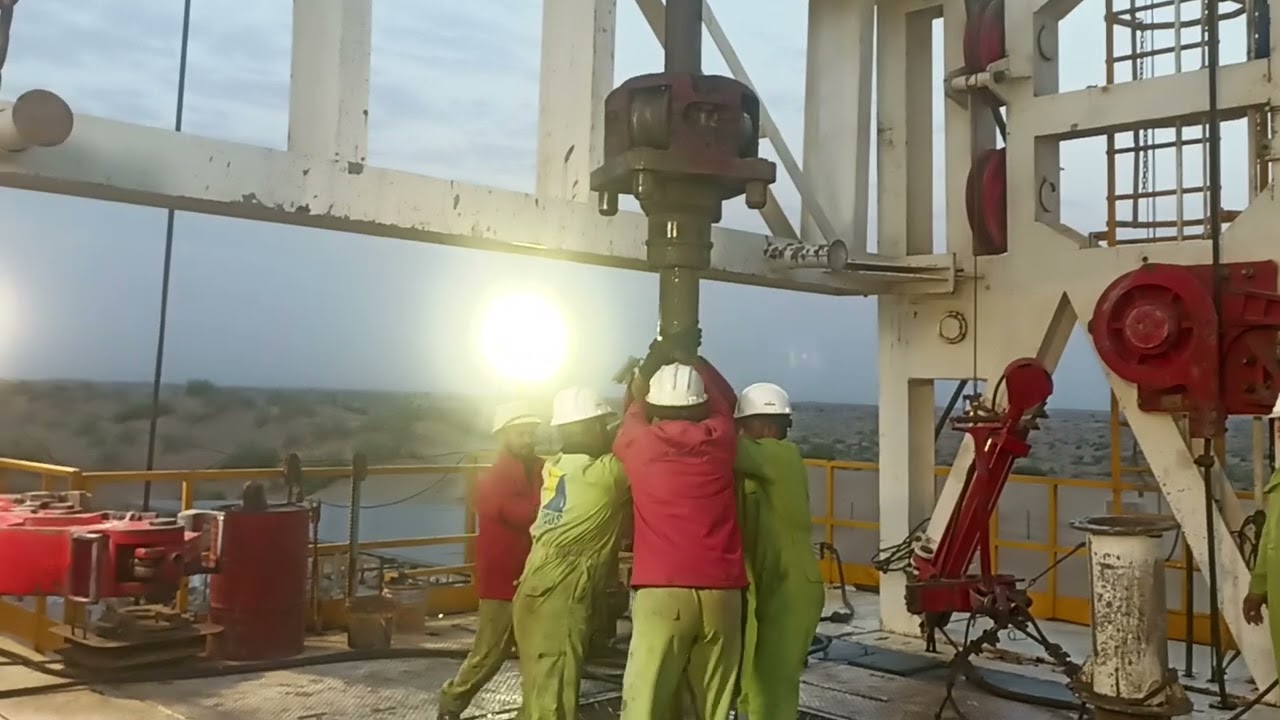 drilling rig floor men work