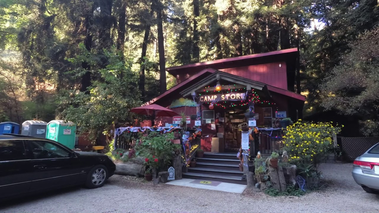 Pole namiotowe i domki Riverside w Big Sur w Kalifornii... Miejsca na kampery i namioty