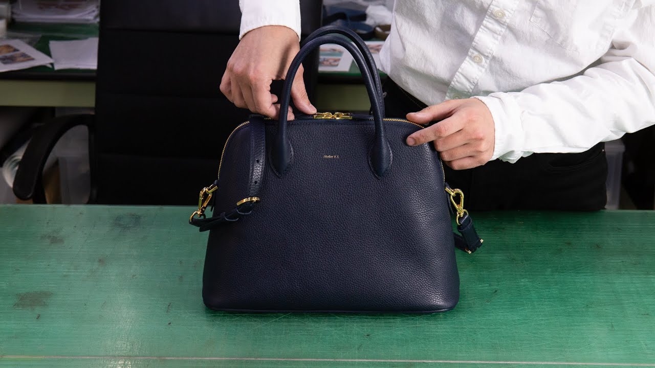 The process of making luxury ladies' bags by Japanese craftsmen.