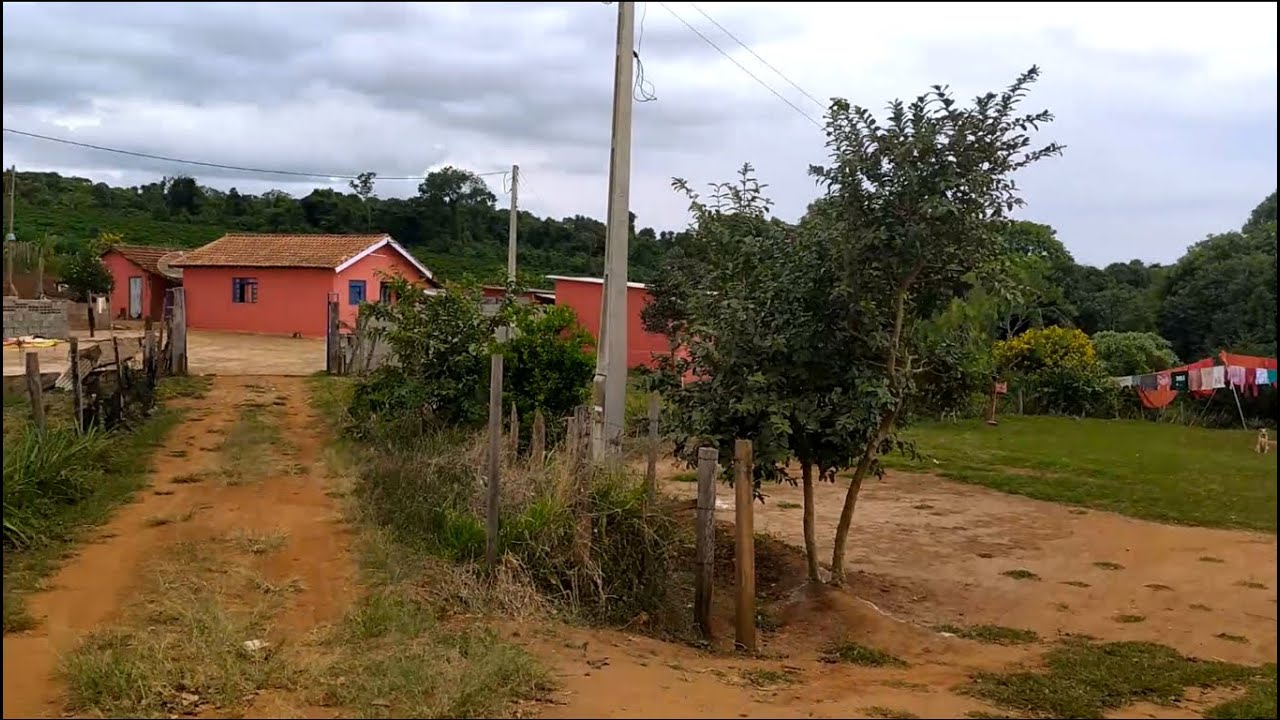 Chacara linda mina nascente de agua plantas frutas animais aves Zona Rural MG