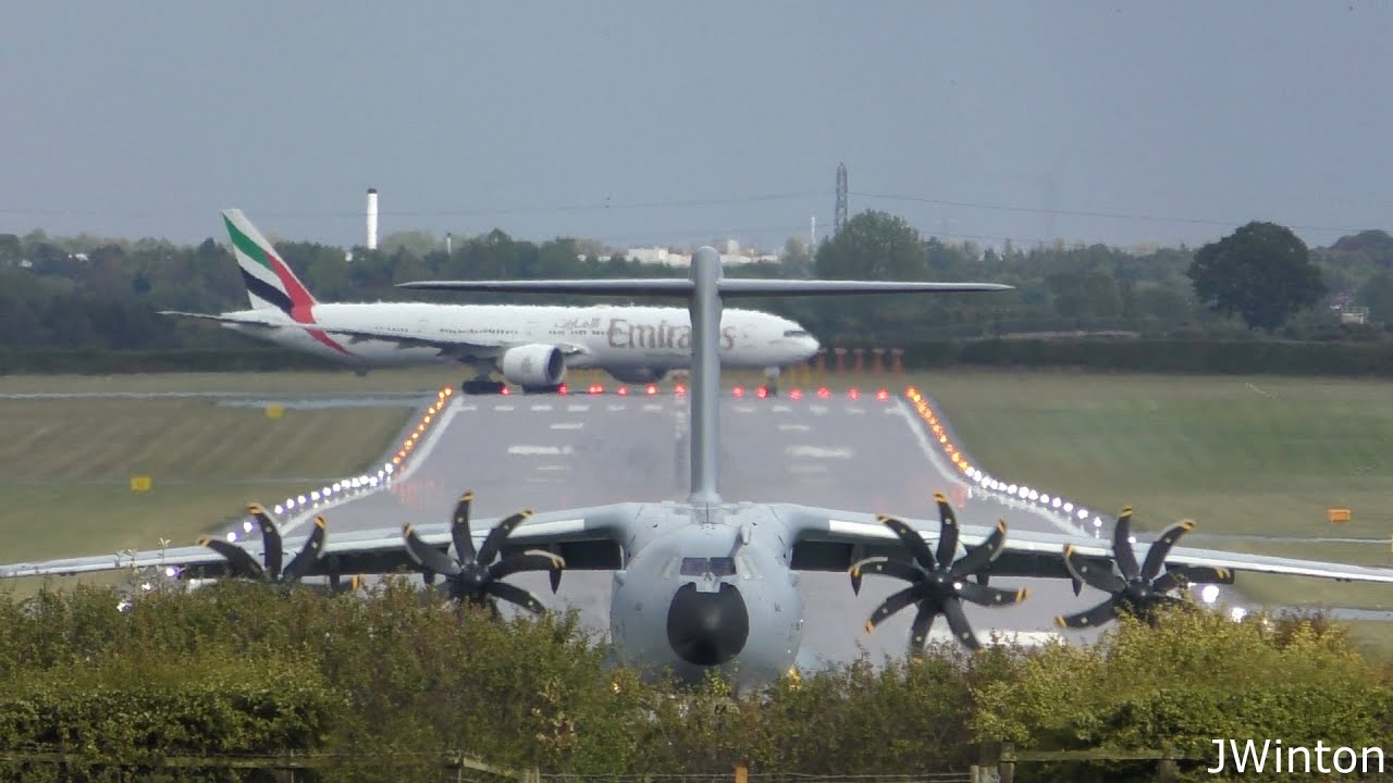 AMAZING RAF A400 ZM414 meets Emirates Boeing 777 at Newcastle Airport