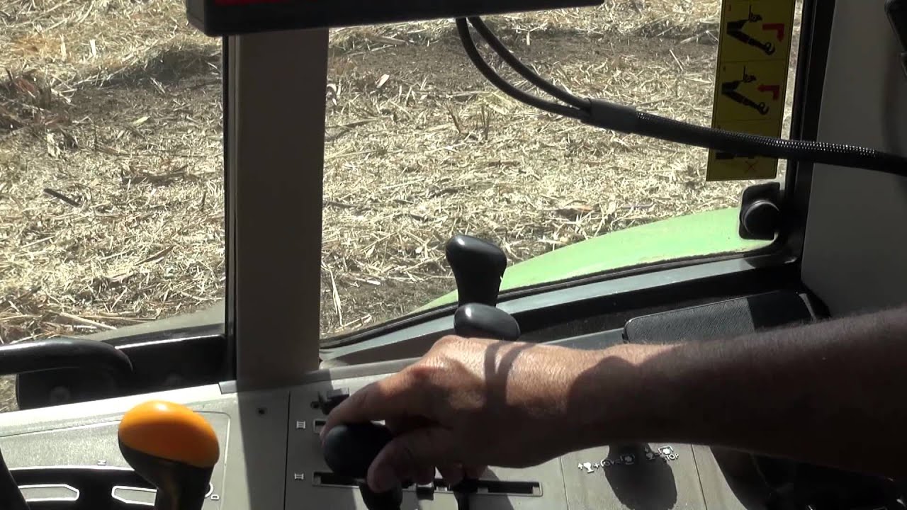 fendt 720 reunion 974 avec  kuhn ramassage de pailles de canne 974