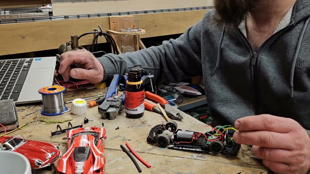 #scalextric #fordgt GTE How to wire lights to stay on permanently on #scalextric #Arcpro