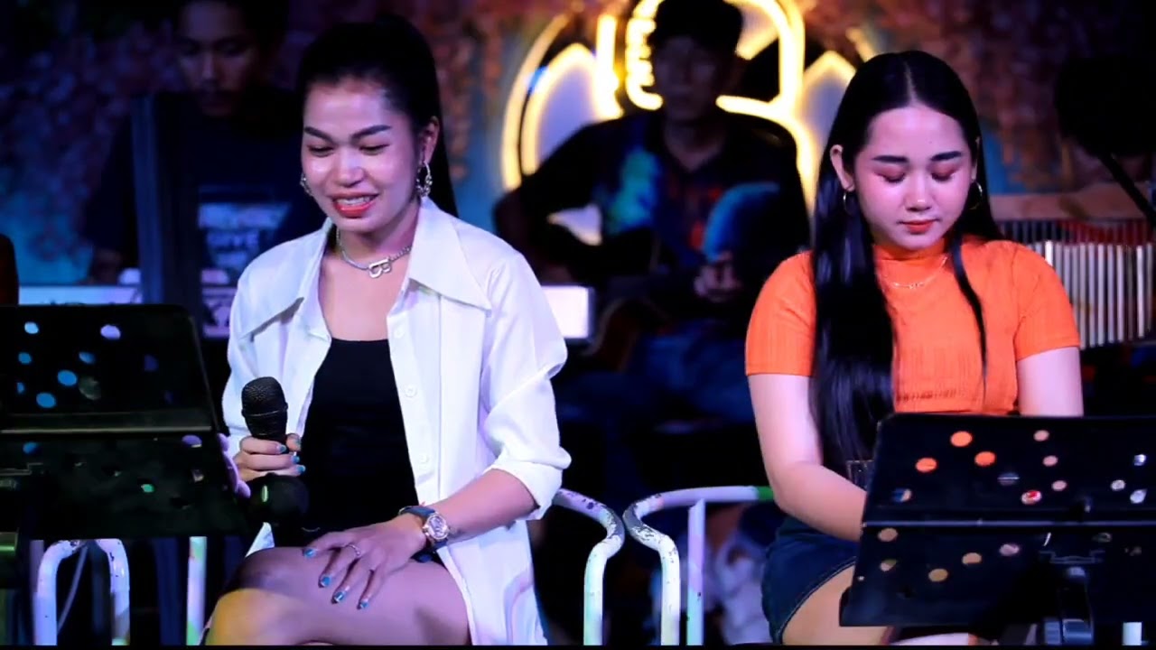 សុំធ្វើអ្នកទីបី-  ស្រី​មុំ (cover ​ )LIVE Ban-/Sky bar SLAMEAS