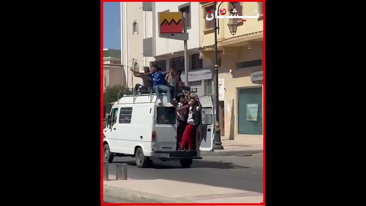 عاجل في هذه الأثناء جمهور الكوكب المراكشي يحل بمدينة خميس الزمامرة تحت حراسة أمنية مشـ.ـددة