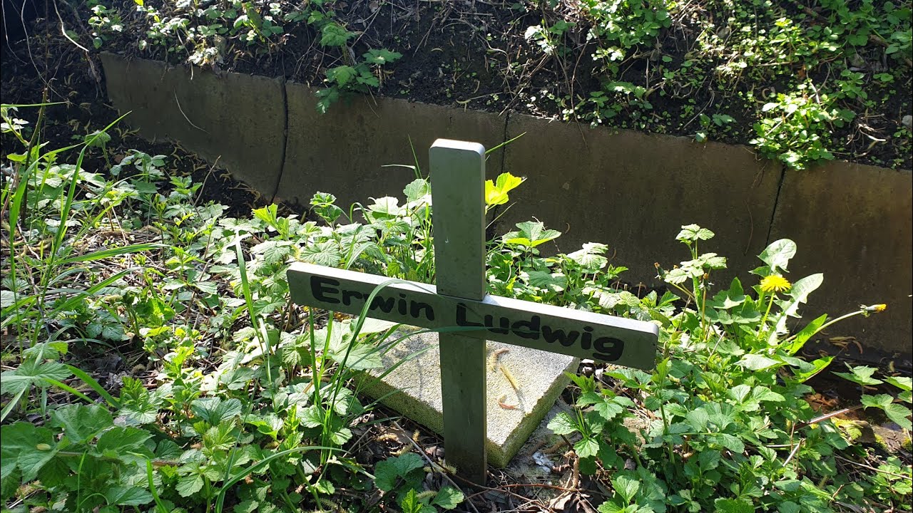 Ex Köttelbecke ? Lost Place  Dortmund Bodelschwingh - Grabkreuz - alte Bahnschienen