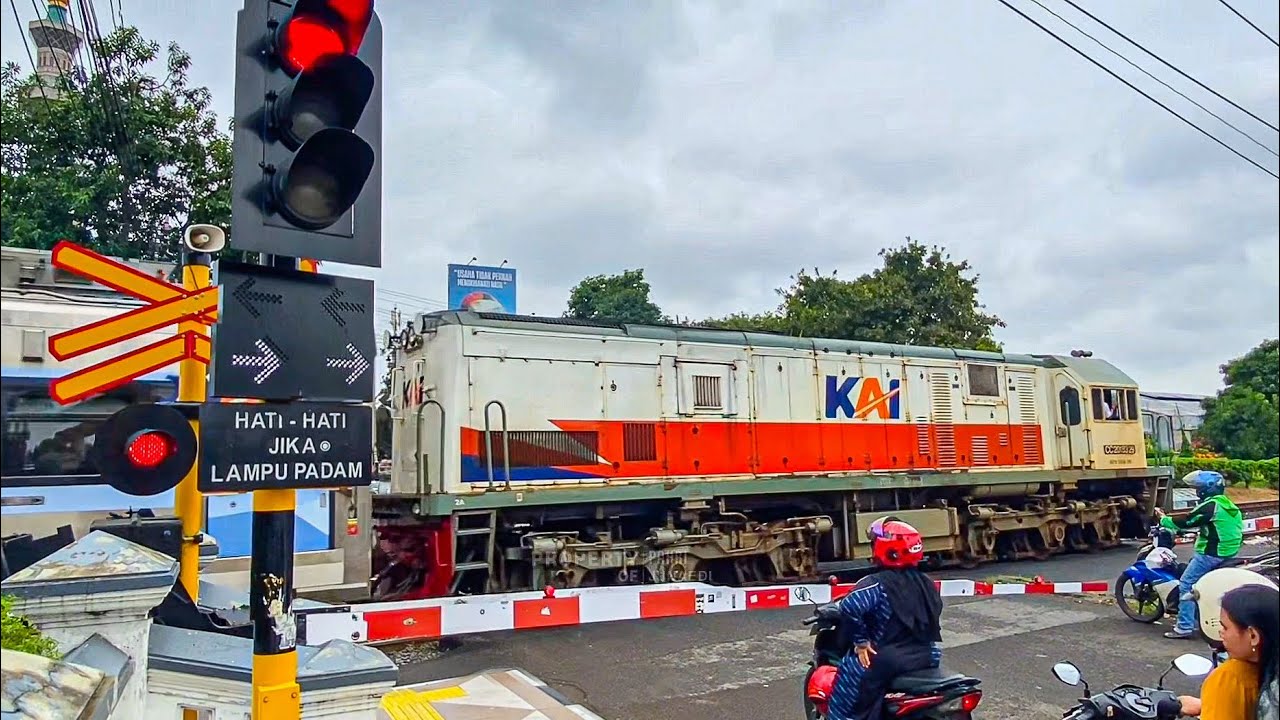 Palang Perlintasan Kereta Api Alkmaar di Kota Cirebon | JPL 202 Kartini 