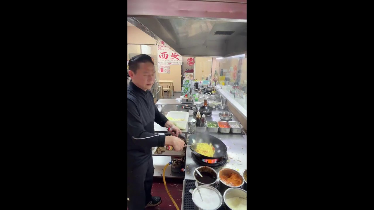 Live broadcast of street food specialties and fruit delicacies