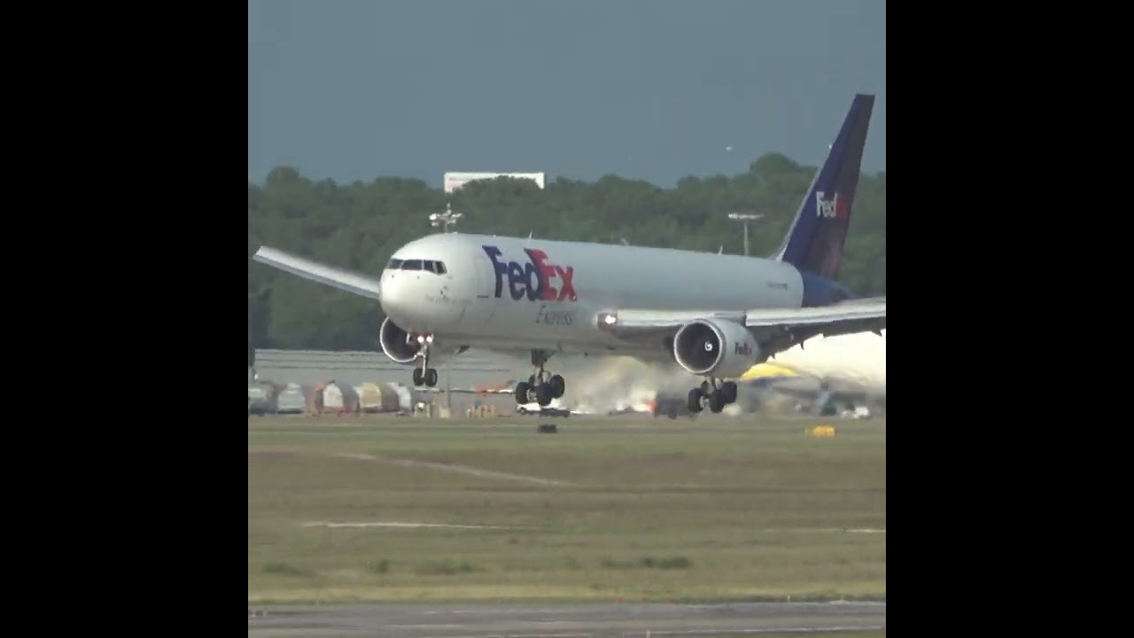 Boeing 767 Airplane Hard Landing - Airplane Arrival