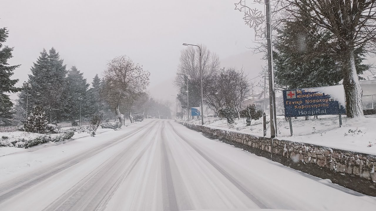Χιόνια στην Ευρυτανία, κλειστά σχολεία σε Καρπενήσι και Άγραφα - Η εικόνα στο οδικό δίκτυο (13.1.25)