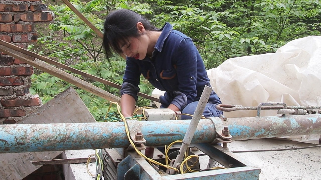 💡天才女孩帮邻居修吊机，加班紧急修好，还好没耽误工期！Genius girl helps her neighbor work overtime to repair the crane  | 林果儿