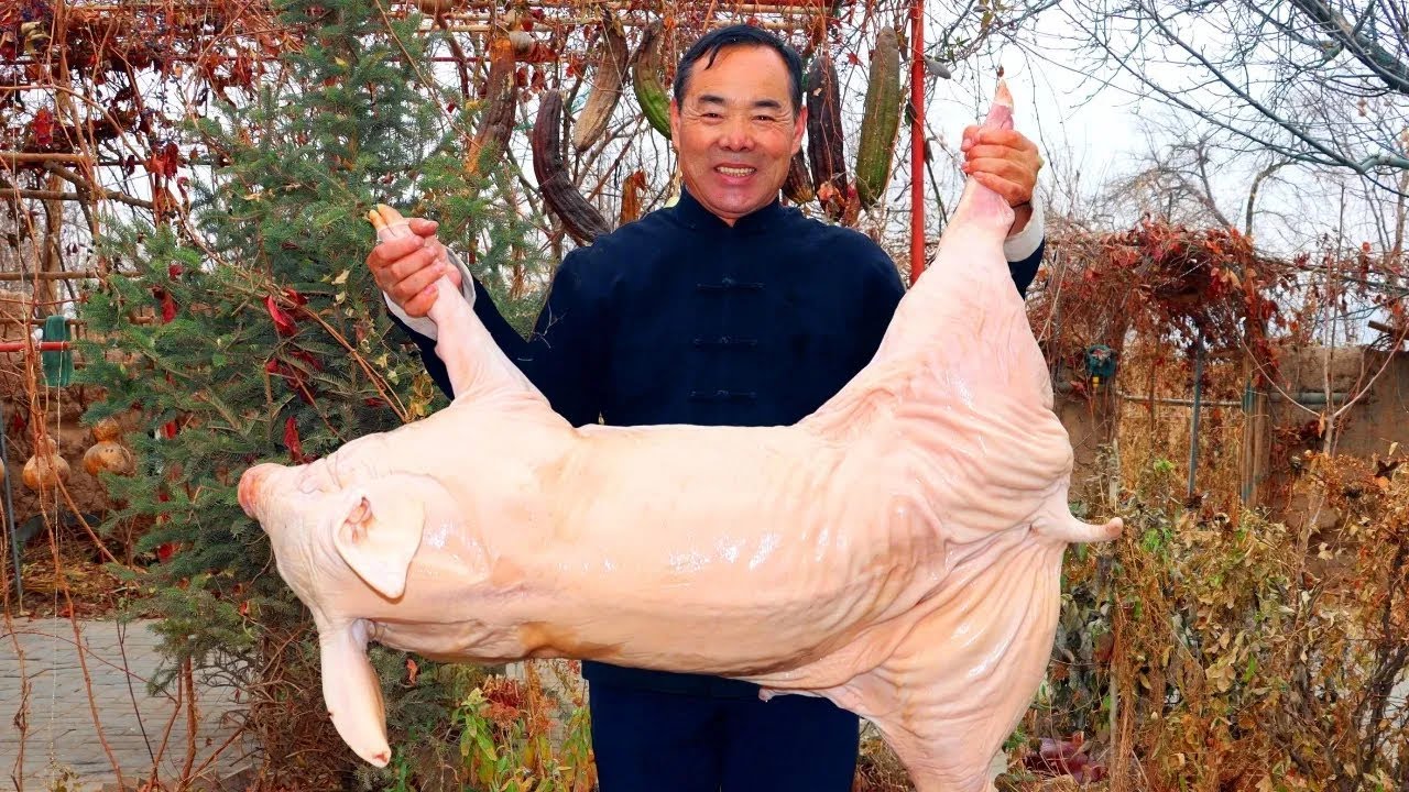 Crispy-Skinned 14kg Kiln-Roasted Piglet — Finished with a Rich Secret Sauce！