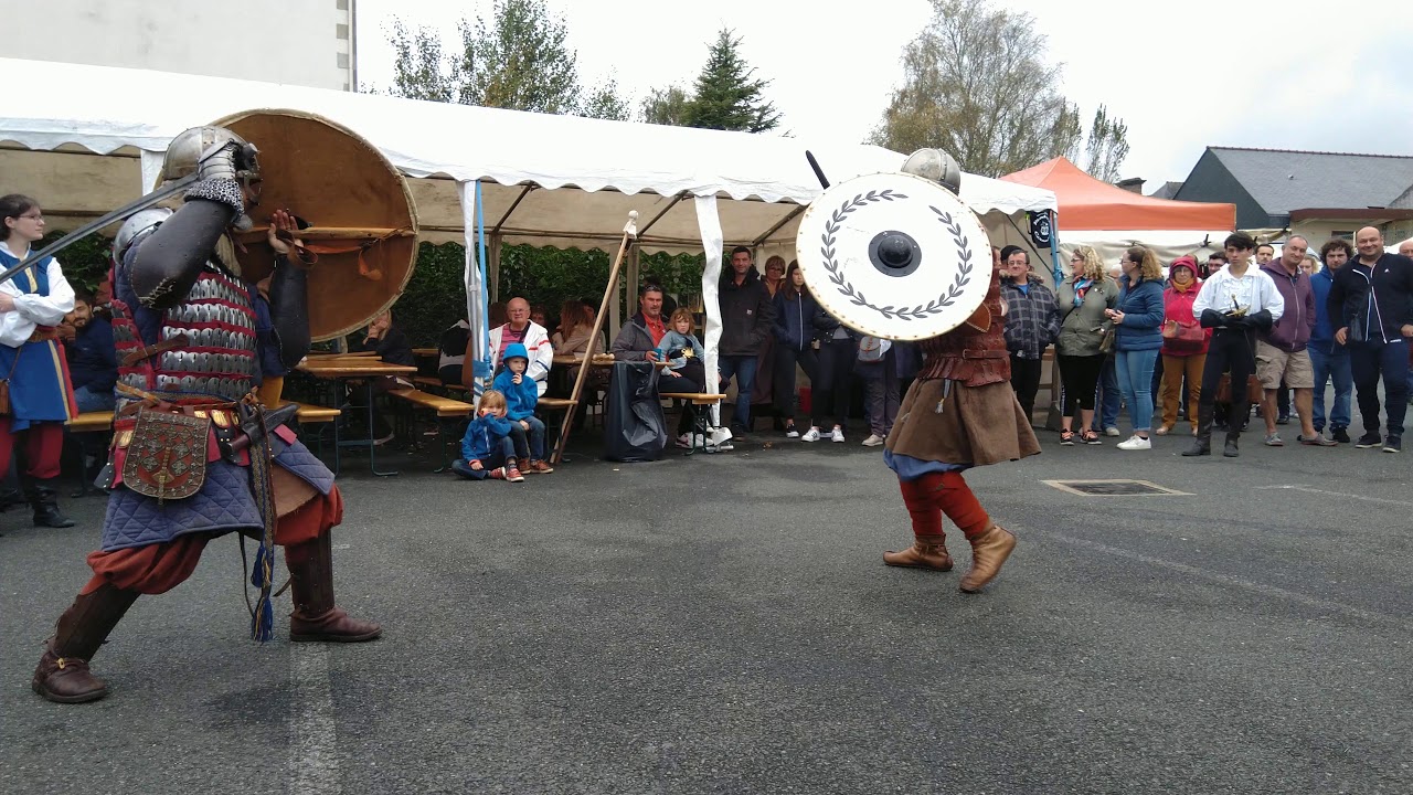 EsriM&eacute;di&eacute;vale22 - D&eacute;monstration Ep&eacute;e Bouclier Viking - Convention Tolkien 2019 Plouha