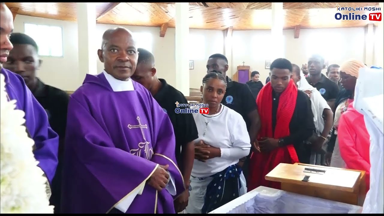 NI HUZUNI; PADRE DOKTA VICTORIN SALEMA AWAOGOZA NDUGU ZAKE KUFUNIKA MWILI WA MAMA YAKE KWA MAZIKO