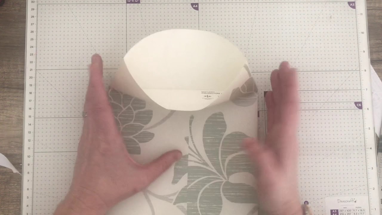 Let’s make gift bags from wallpaper!