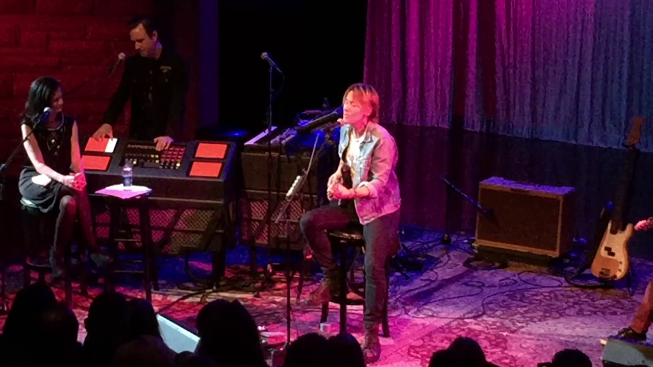 Keith Urban Performs Stripped Down Version of 