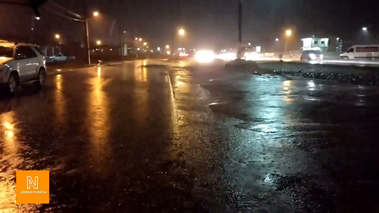 Barulho de chuva e trânsito numa caminhada a noite para relaxar
