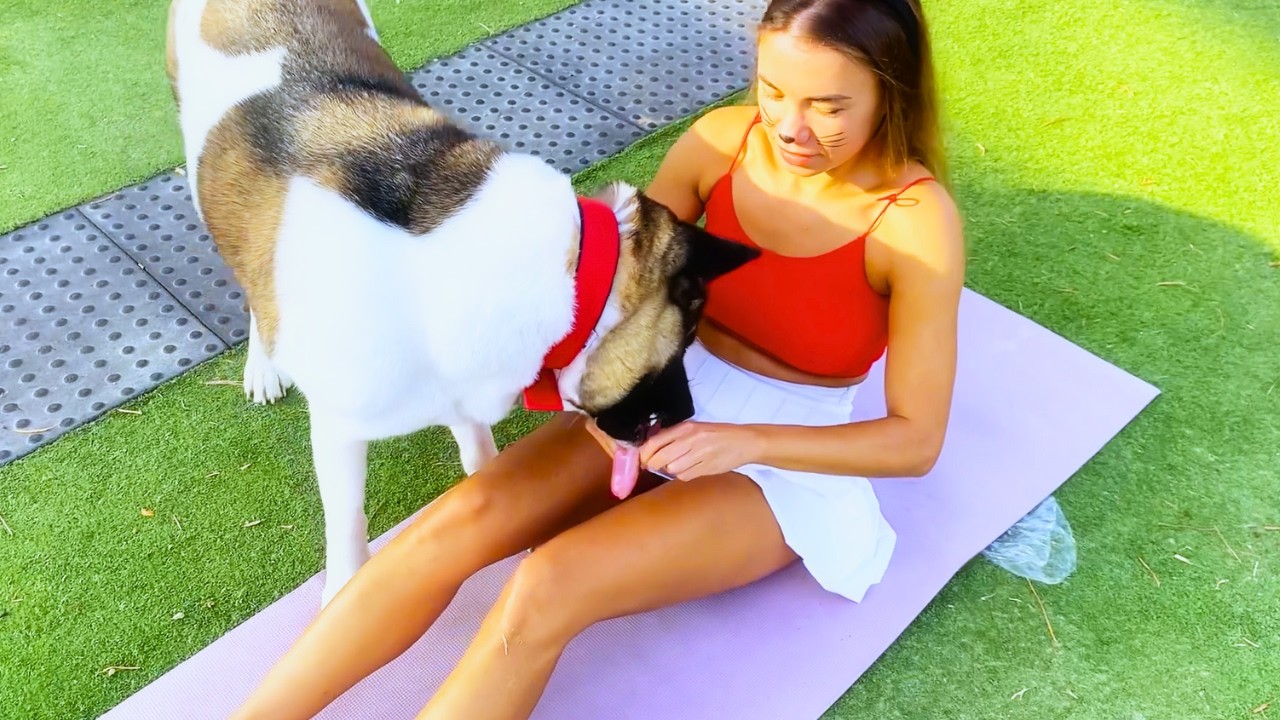 Funny Video 😂 Dog Interrupts Beautiful Girl’s Home Workout! 😅🐕