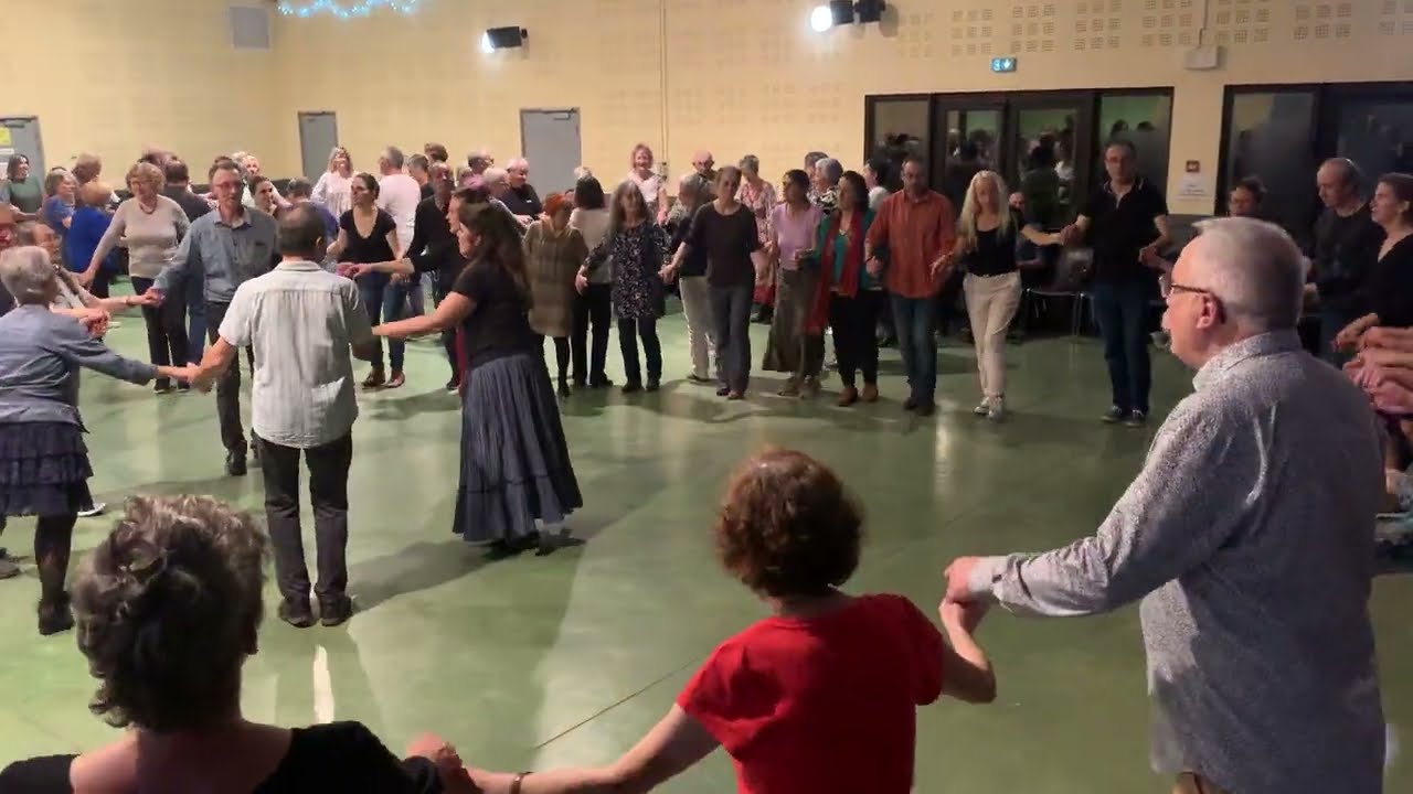 Ronde du Quercy  dansée à Giroussens 81