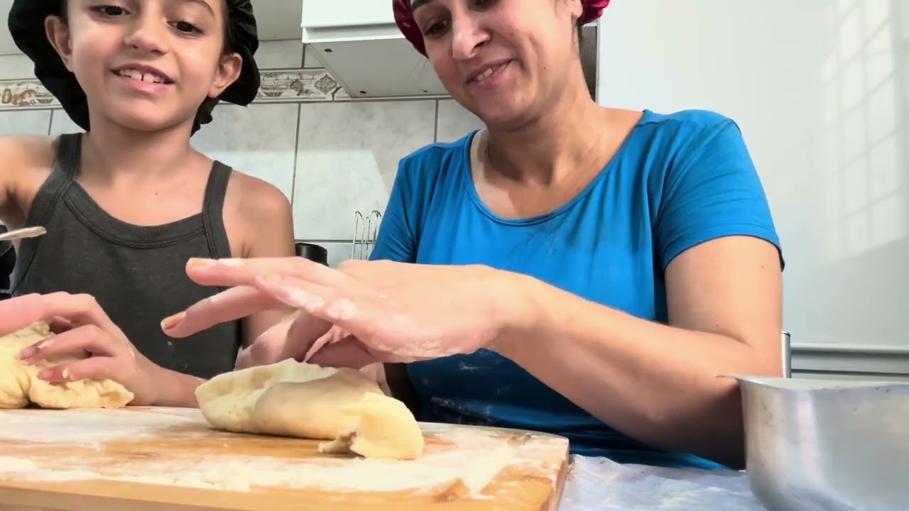 Terminando de montar as esfirra.    Para as crianças. 