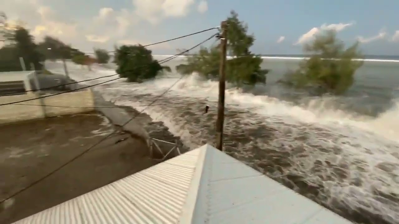 Tsunami na Pen&iacute;nsula de Tonga (Raios ao Fundo) - 15/01/2022.
