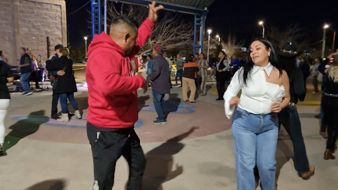 Llegó El Chirimoyo y Julissa a bailar las de El Grupo Dos-Tres 