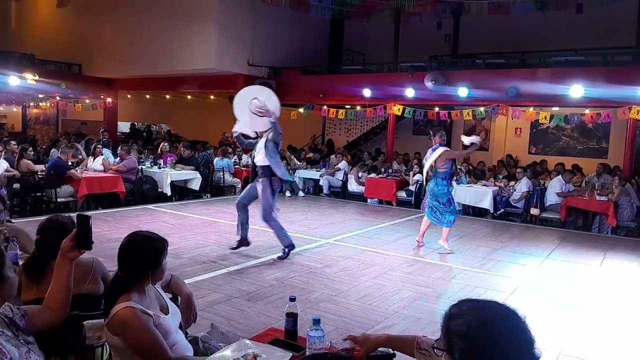 Francis y Ariana en aniversario de JC 2026