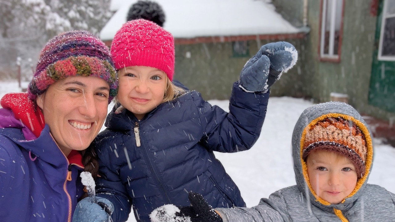 Наш двухлетний ребенок впервые увидел снег! Канадская зимняя магия