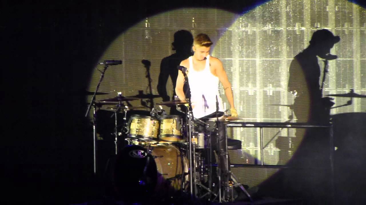 Justin Bieber - Beauty and a Beat, One less lonely girl (live) Hamburg Germany o2 World 02.04.2013