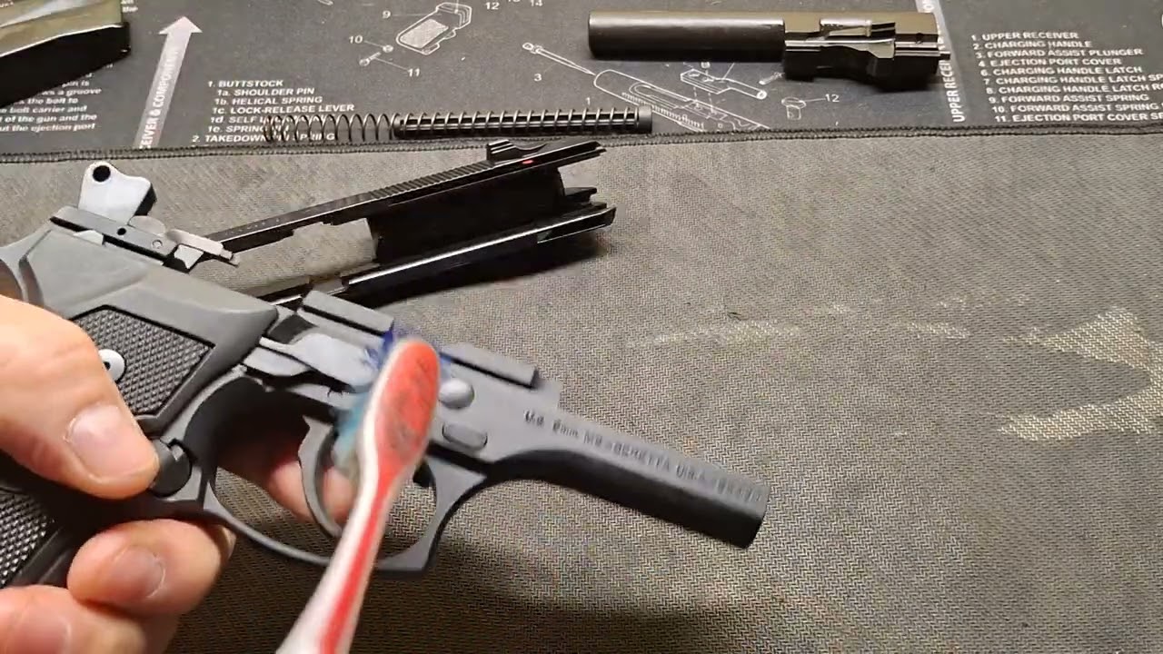 권총 관리 : Beretta M9 9mm 반자동 권총을 대충 청소한 영상입니다.