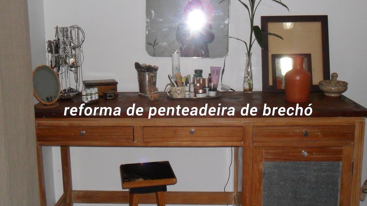 REFORMA DA PENTEADEIRA QUE COMPREI NO BRECHÓ (tirando a pintura e deixando na madeira)
