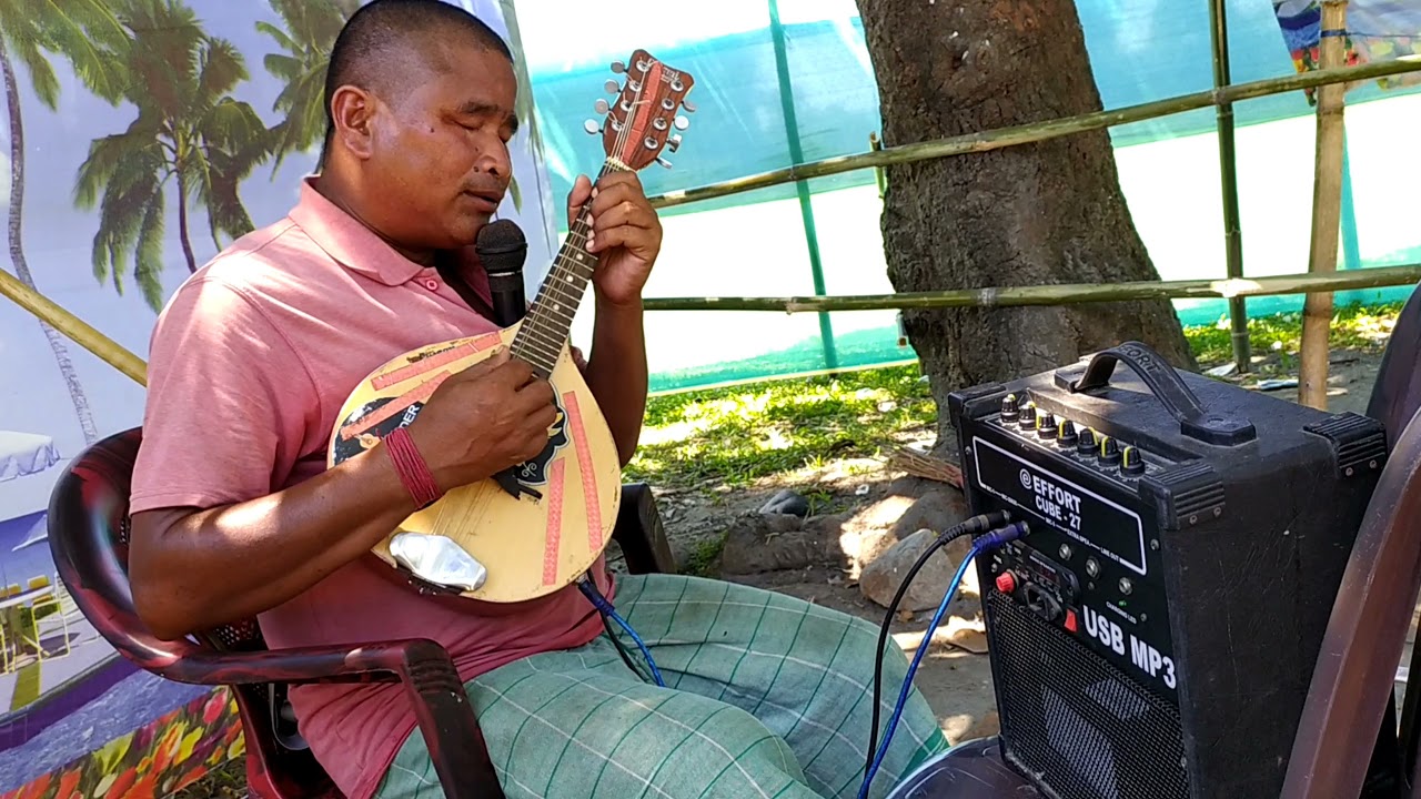 Sandese Aate Hain..... singing song by blind bodo man who can sing very well Mr. Katinath. 🙏🙏