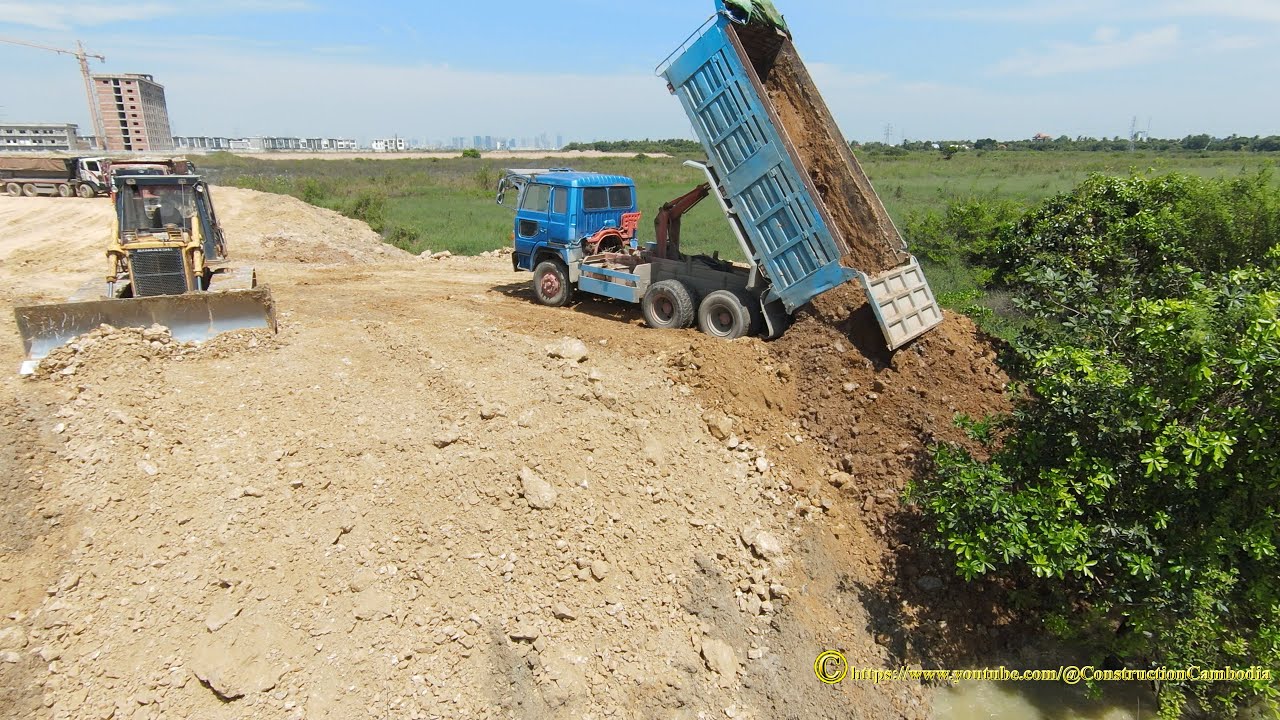 The Best Bulldozers Pushes To Clean Up New Soil And 24Ton Dump Truck Pours Soil