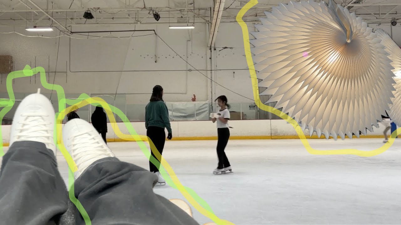 Aprendiendo giros sobre hielo mientras presencian una de mis clases. 👀