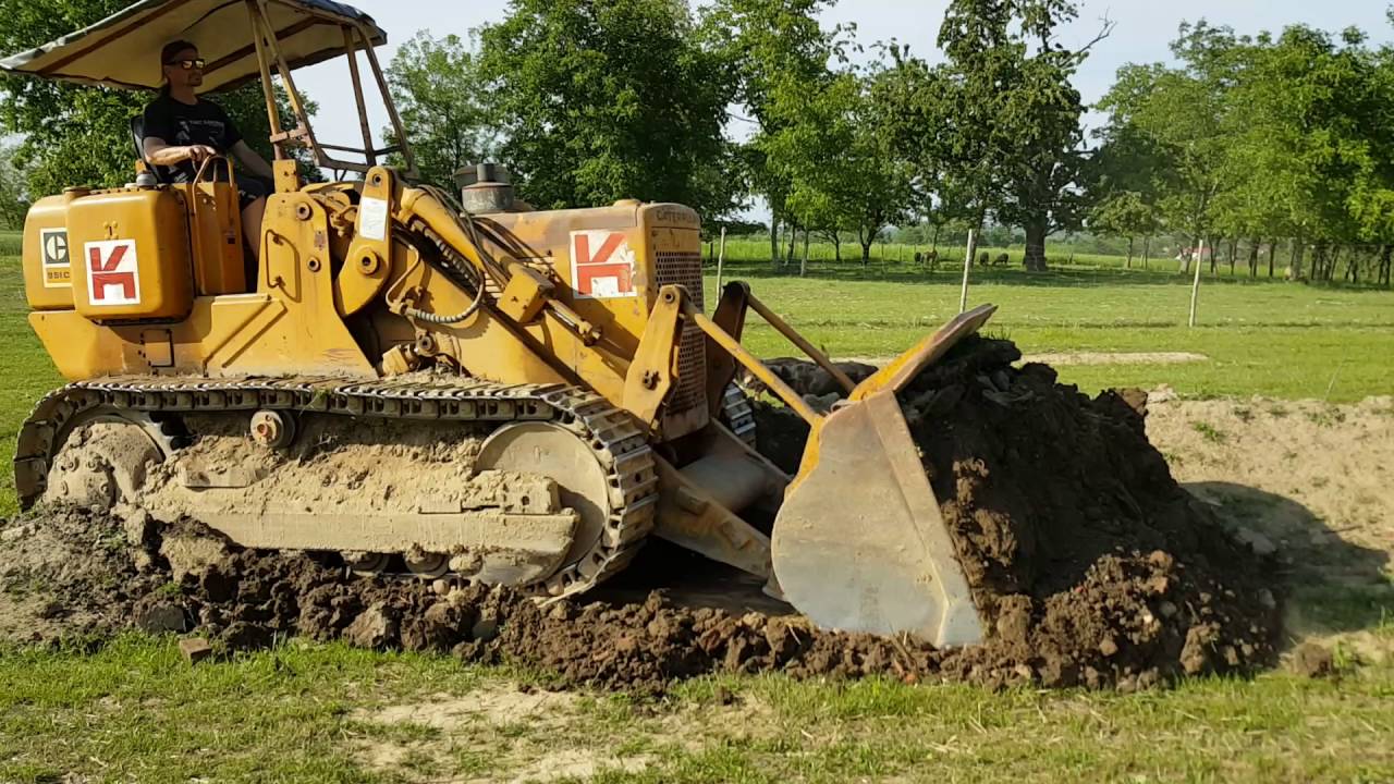 Caterpillar 951C pushing dirt