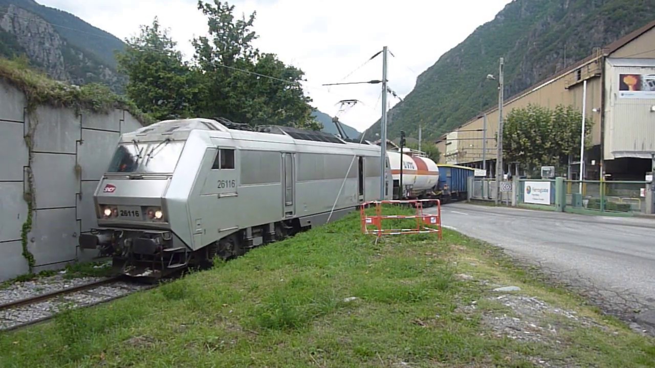 Les trains de la Tarentaise - Wagons tombereaux NACCO &agrave; l'usine Ferroglobe