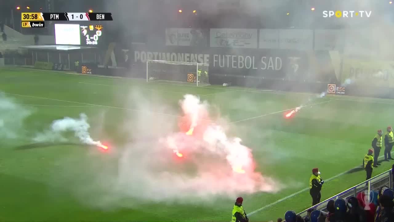 Portimonense x SL Benfica: Paragem de jogo devido ao lançamento de tochas pelas claques
