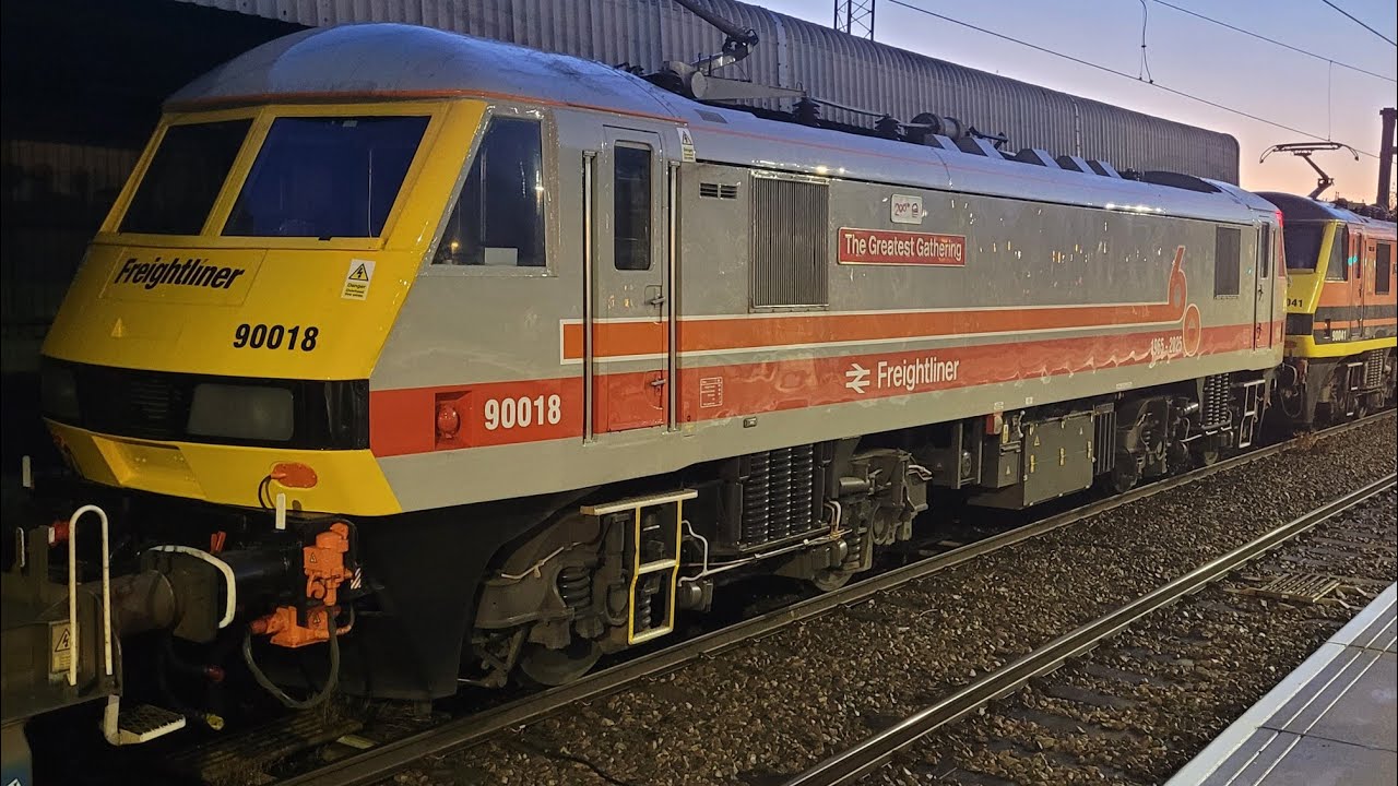 4S47 checks out behind 4S45 - 90041 and 90018 on a very Asda-y MALCOLM service