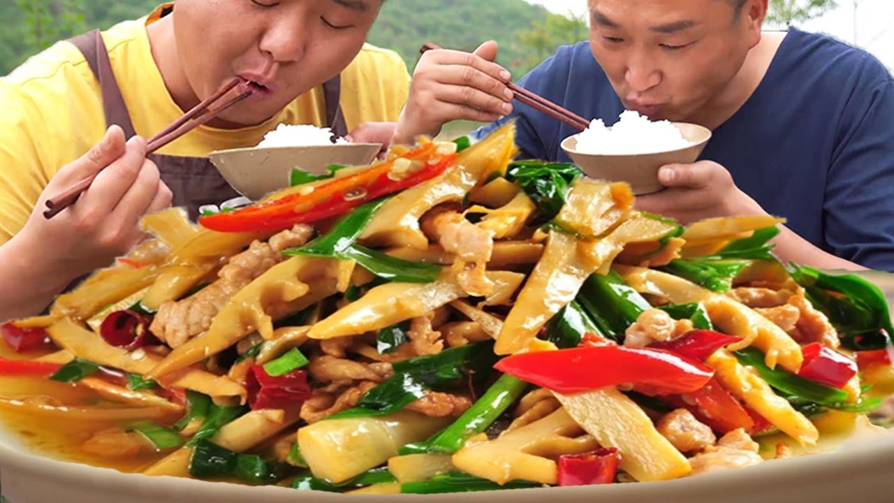 二弟挖點竹筍，回家炒肉吃，香辣脆爽，拌飯吃真過癮！ 【鐵鍋視頻】