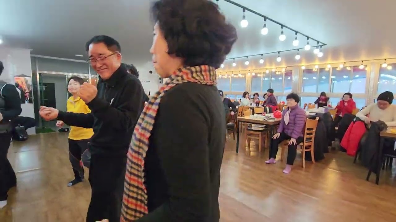 한마음 산악회 송년회 디스코타임 2025년 12월 14일 일요일 오후 3시 51분 촬영오오수