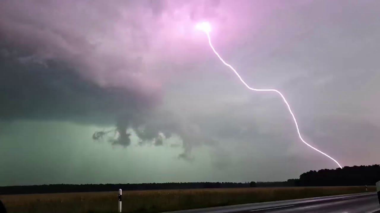 HEFTIGE BLITZEINSCHLÄGE / Starkes Unwetter bei Genthin in Sachsen-Anhalt / Deutschland