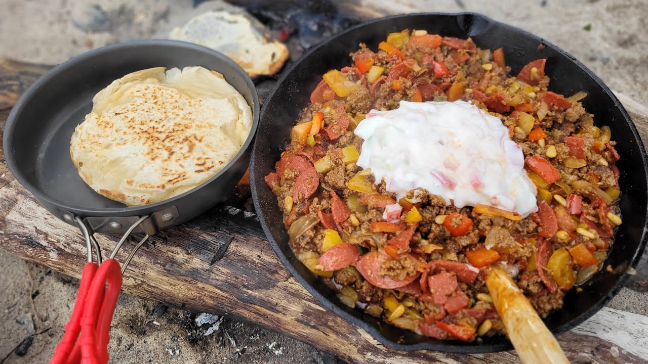 Kochen an der Steilküste: orientalische Hackfleischpfanne mit Naanbrot 