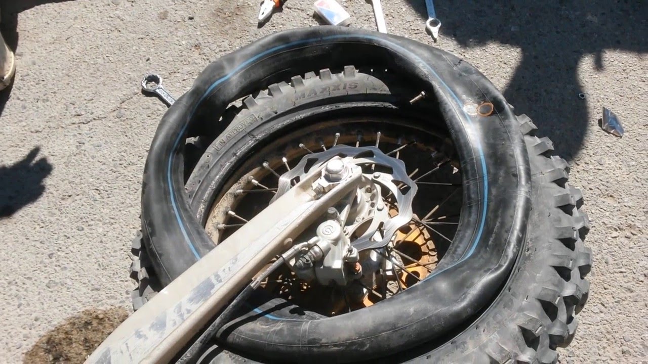 Como reparar pinchazo sin desmontar la rueda de la moto