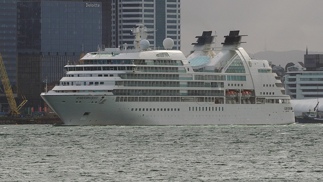 Cruise Ship SEABOURN QUEST leaves Auckland 4K