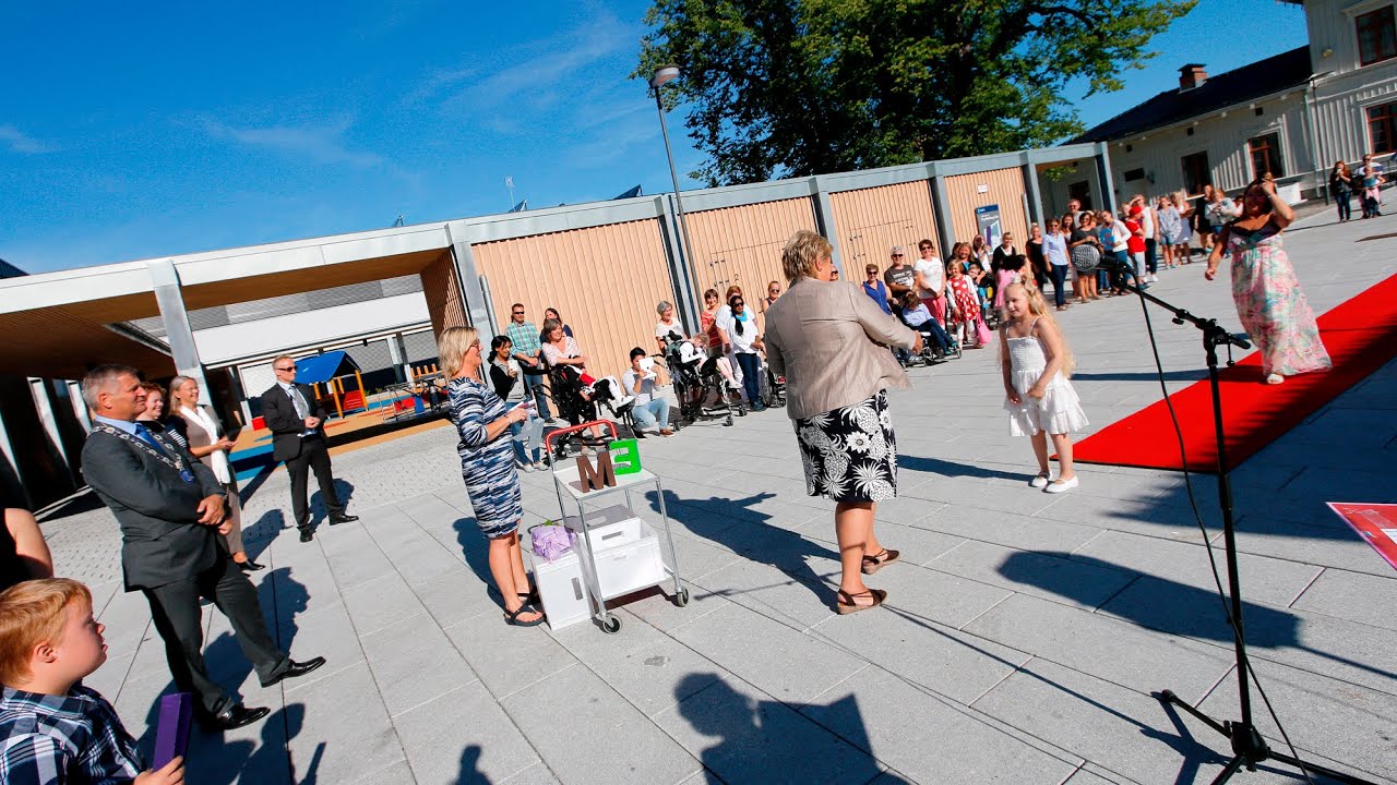 Statsminister Erna Solberg bes&oslash;ker Frydenhaug skole i Drammen