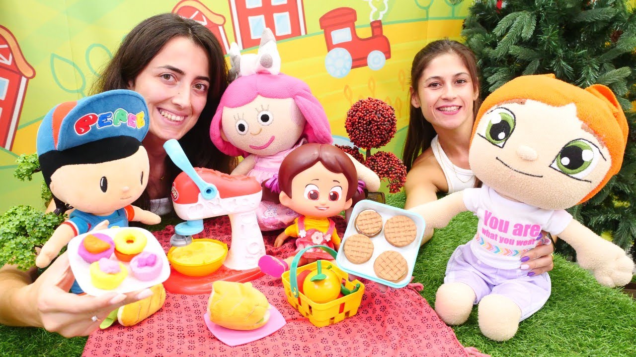 Yemek yapma oyunları! Ayşe ve Lili piknik için cupcake ve kremalı bisküvi yapıyor!