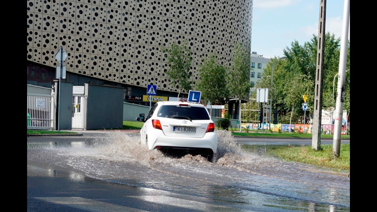 Kielce. Zalana jezdnia na skrzyżowaniu ulic Kaczorowskiego i Radiowej