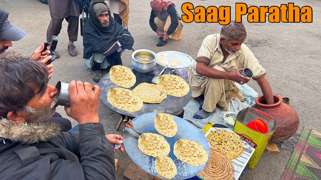 VILLAGE STYLE ALOO SAAG PARATHA AT ROADSIDE | CHEAPEST DESI PUNJABI BREAKFAST | STREET FOOD ROADSIDE