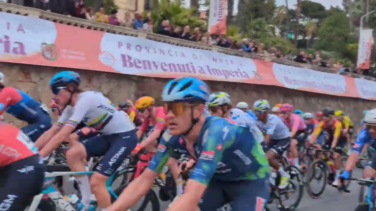 Il passaggio della classicissima Milano - Sanremo in viale Matteotti 